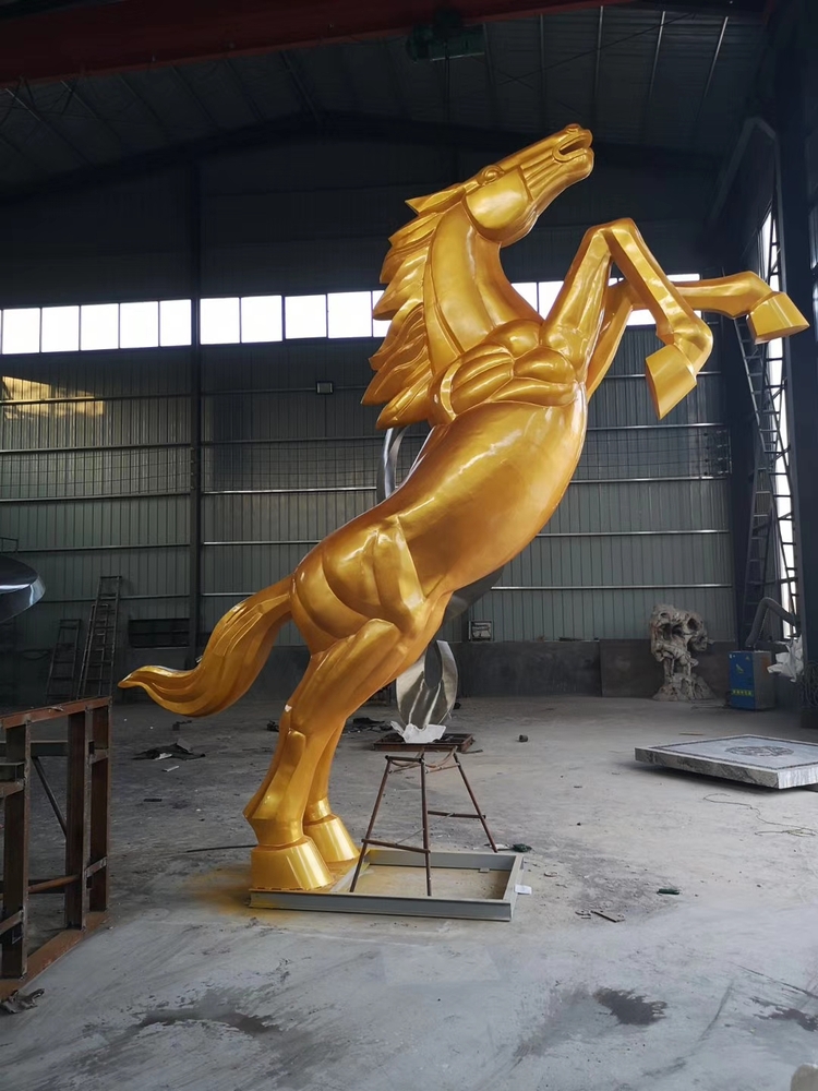 金色不锈钢马雕塑